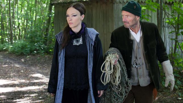 Bild: BR/Tresor TV Produktions GmbH/Claudia Hofmair Silvana (Mascha Müller) und Branko (Hannes Liebmann) machen sich entschlossen an die Verfolgung der Jugendlichen.
