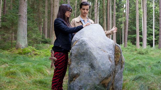 Bild: BR/Tresor TV Produktions GmbH/Claudia Hofmair Fluch des Falken Neue Hoffnung Folge: 74 08.05.2016 Im Wald beim Monolith: Anna (Annika Preil) und Raphael (Niklas Nißl) kommen dem Plan, aus Randelstein wegzukommen, näher.