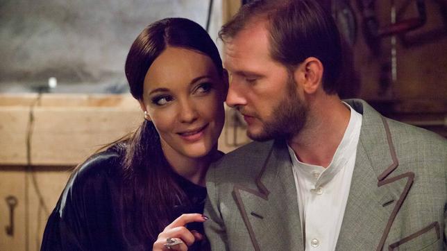 Bild: BR/Tresor TV Produktions GmbH/Claudia Hofmair Fluch des Falken Gescheitert und gefeiert Folge: 85 22.05.2016 Vincent (Benjamin Holtschke) ist enttäuscht von Balos und den Freunden und kommt damit Silvana (Mascha Müller) näher und näher.