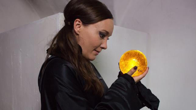Bild: BR/Tresor TV Produktions GmbH/Claudia Hofmair Fluch des Falken Verwischte Spuren Folge: 97 Silvana (Mascha Müller) bemerkt in ihrem Versteck, wie die goldene Kugel in ihrer Hand zu leuchten beginnnt.