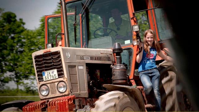 Mia auf einem Traktor