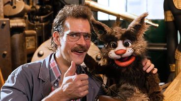 Bild: WDR/Kai Schulz Kater Karl und Hausmeister Bruno (Frank Maier, l)