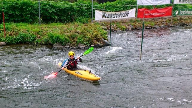 Bild: WDR Johannes im Wildwasserkanu.