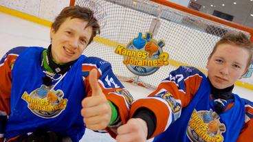 Bild: WDR Johannes mit Felix Schrader (r) beim Sledgehockey.