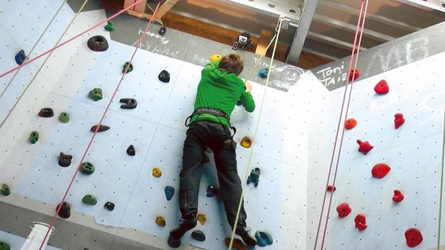 Moderator Johannes Büchs in der Kletterhalle.