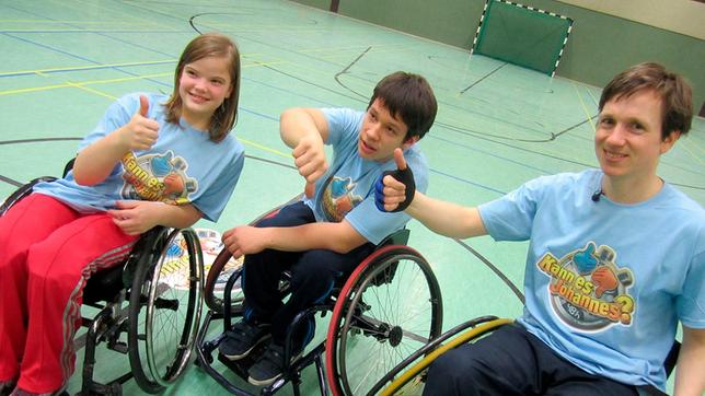 Bild: WDR Moderator Johannes Büchs (r) mit Trainer Sven und Mitspielerin Martha.