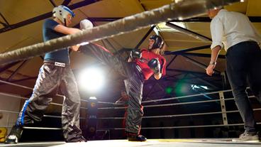Bild: WDR Schläge wie beim Boxen und Tritte wie beim Taekwondo. Hier braucht man Schnelligkeit, Kraft und Ausdauer. Wer nicht fit ist, der wird schnell auf die Bretter geschickt. Das ist Kickboxen.