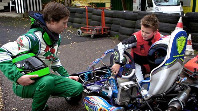 Trainer Luke mit Moderator Johannes (l) bei den Vorbereitungen zum Kart fahren.
