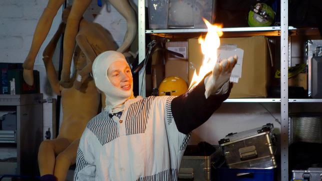 Bild: WDR Waghalsige Sprünge in die Tiefe, Feuer oder Prügeleien – Stuntleute kann nichts schocken. Wann immer es für Schauspieler zu gefährlich wird, übernehmen sie den Job. Damit bei den Stunts nichts schief geht, sind vor allem Mut, Koordination und Beweglichkeit gefragt. Nach nur 48 Stunden Trainingszeit muss Johannes einem waschechten Stuntman beweisen, dass er einen Sprung aus mehreren Metern Höhe meistert, keine Angst vor Feuerwänden hat und sich eine filmreife Schlägerei liefern kann. Nur wenn er das schafft, hat er die Herausforderung bestanden.