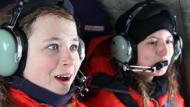 Auf dem Flug im Helikopter fiebern Johanne und Erika den Abenteuern am Nordpol entgegen.
