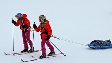 Auf Spitzbergen gewöhnten Erika und Johanne (von li nach re) sich daran, auf Skiern einen Schlitten zu ziehen.
