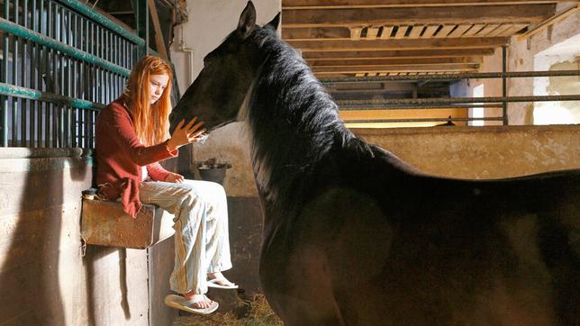Bild: HR/Constatin Film Mika Schwarz (Hanna Binke) entwickelt eine besondere Beziehung zum wilden Hengst Ostwind.