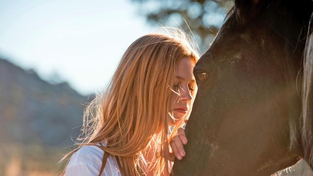 Bild: HR/Constatin Film Mika Schwarz (Hanna Binke) und der Hengst Ostwind.