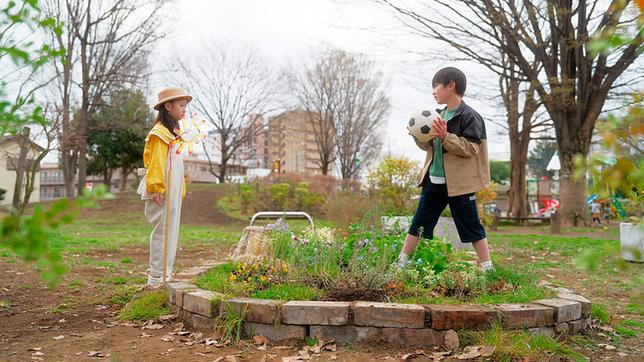 Bild: SR/NHK Aoi trampelt auf den Blumen herum.