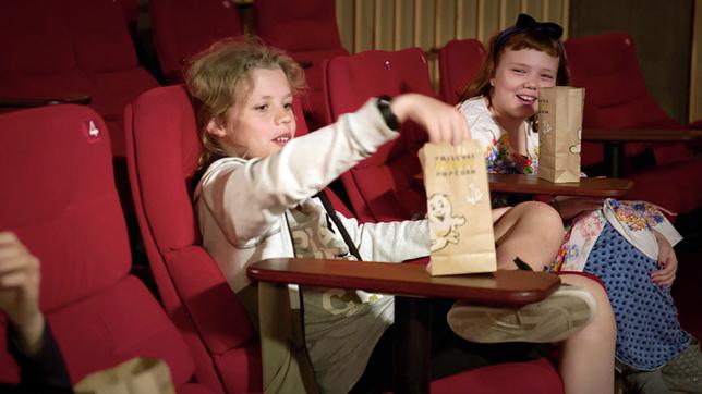 Bild: rbb/André Schmidtke Zu einem richtigen Film- oder Kinoabend gehören Snacks. Zum Beispiel Popcorn, Gummibärchen oder Limonade. Doch was steckt drin? Und: Gibt es eine weniger ungesunde Alternative für Gummibärchen und Limonade? Dazu gibt es Tipps von Koch Felix Denzer. - Ole und Elisabeth snacken Popcorn im Kino.