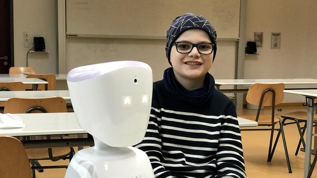 Valentin hat eine Krebserkrankung überstanden. Zum Start des neuen Schuljahres war er noch zu schwach, um in die Schule zu gehen. Er konnte nur über seinen Avatar am Unterricht teilnehmen. Der Avatar ist ein kleiner Roboter mit Kamera und WLAN-Verbindung. Jeden Morgen wurde der Avatar aus dem Sekretariat der Schule geholt und im Klassenraum aufgestellt. Inzwischen geht es Valentin wieder besser.