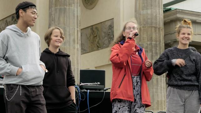 Der 13-jährige Luis möchte die Klimakrise aufhalten. Deshalb engagiert er sich seit über acht Monaten fast jeden Freitag mit Schüler*innen bei der Bewegung Fridays for Future. - Die Eröffnungsrede am Brandenburger Tor halten Quang, Luis, Franziska und Zoe.