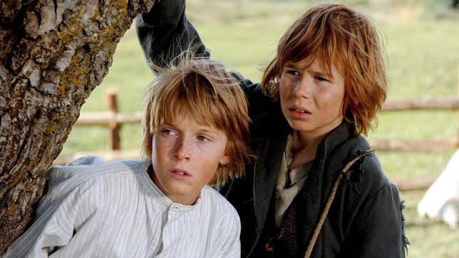 Bild: ARD Degeto/Neue Schoenhauser Filmproduktion/Bernd Spauke Der Waisenjunge Tom Saywer (Louis Hofmann, li.) und sein bester Freund Huck Finn (Leon Seidel) haben nur Unsinn im Kopf und hecken wieder einen Streich aus.