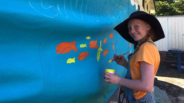 Die 11jährige Sabyah engagiert sich beim Protest gegen den Bau einer weiteren Kohlemine in Queensland, Australien. Die junge Taucherin bemerkt die direkten Auswirkungen auf die Korallenriffe in ihrer Heimat.