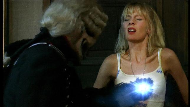 Bild: rbb/ANTAEUS Film Friedrich ist jetzt im Schattenreich und sein Bruder Balthasar muss an seiner Stelle als Mumie im Glassarg liegen.