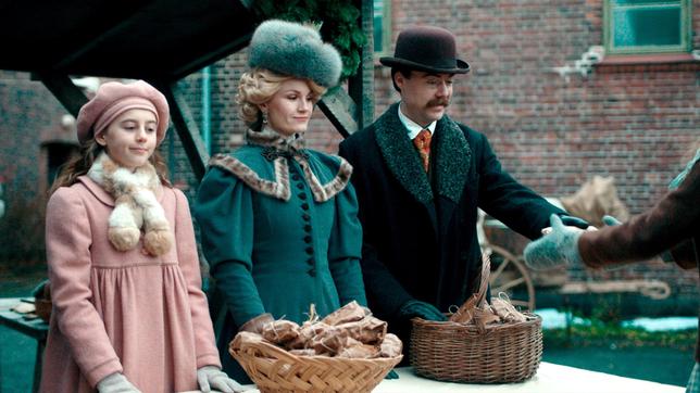 Bild: WDR/Odd Reinhardt Nicolaysen Lobelia (Andréa Othilie H. Wilhelmsen-Grøtnes) mit Mama Erle Butenschøn (Lena Kristin Ellingse) und Freund