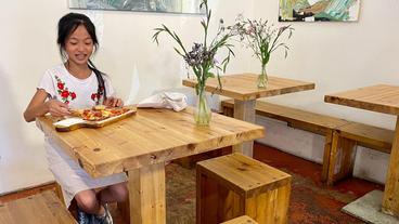Bild: rbb/Sakina Gaba Nhung inspiziert ihre Pizza.