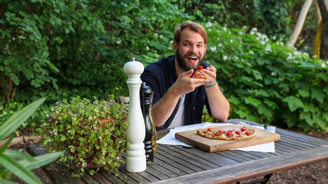 Wenn’s schnell gehen muss, gibt’s Tiefkühlpizza. Doch wie wird sie hergestellt? Dieser Frage geht unser Ermittlungstrio – gemeinsam mit Lebensmitteltechnikerin Viktoria Ganß – nach und deckt in spannenden Experimenten die Zusammensetzung auf. Wer mehr Zeit hat: eine leckere Alternative bereitet Koch Felix Denzer zu. - Felix Denzer isst selbstgemachte Pizza.