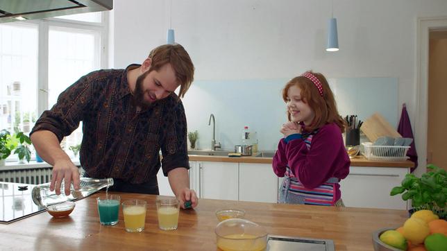 Bild: rbb/André Schmidtke Zu einem richtigen Film- oder Kinoabend gehören Snacks. Zum Beispiel Popcorn, Gummibärchen oder Limonade. Doch was steckt drin? Und: Gibt es eine weniger ungesunde Alternative für Gummibärchen und Limonade? Dazu gibt es Tipps von Koch Felix Denzer. - Felix und Elisabeth bereiten ihre eigene Orangenlimonade zu.
