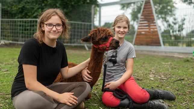 Bild: rbb/Nordisch Filmproduction Zwei Mädchen, ein Hobby: Lina und Fabienne lieben Pferde. Wen wundert es da, dass die beiden leidenschaftliche Reiterinnen sind? Carl Josef möchte die beiden zusammenbringen und gemeinsam mit ihnen einen abwechslungsreichen Tag voller Überraschungen verbringen... - Zwischen Lina (14) und Fabienne (13) hat sich während des Drehs zu „Carl Josef trifft…“ eine echte Freundschaft entwickelt.
