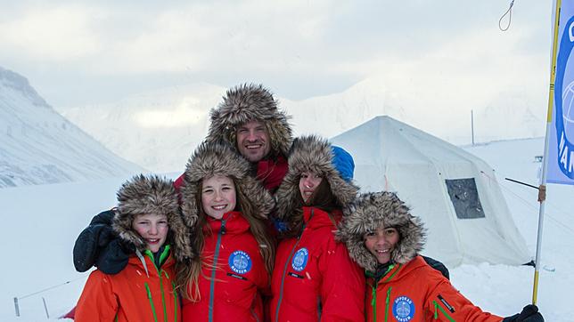 Auf Spitzbergen werden Elias, Johanne, Erika und Johannes von Aleksander auf die Bedingungen am Nordpol vorbereitet.