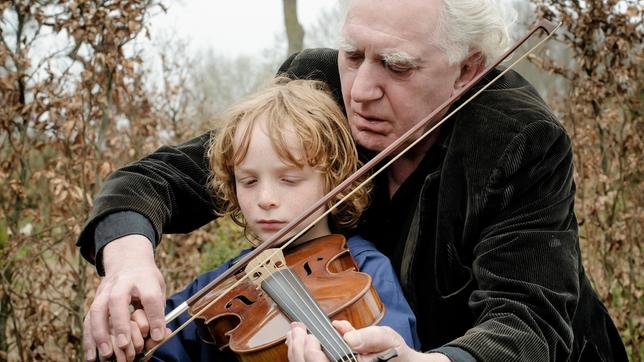 Halbwaise Finn (Mels von der Hoeven, links) lernt durch Zufall den alten Luuk (Jan Decleir) kennen. Er lehrt dem Jungen das Geigespielen und eröffnet ihm so einen Zugang zu seiner längst verstorbenen Mutter.