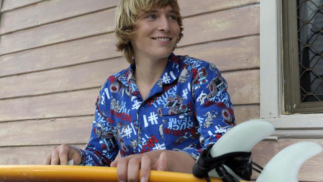 Bild: BR/ACTF Lockie Leonard Die große Welle Folge: 50 19.11.2016 Lockie (Sean Keenan) mit Surfbrett