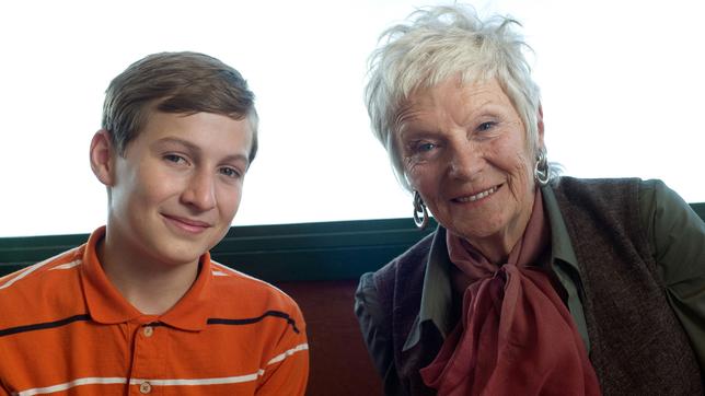 Bild: BR/ACTF Lockie Leonard Abschied Folge: 52 20.11.2016 Phillip (Corey McKernan) und Majorie (Jan Geoffrey)