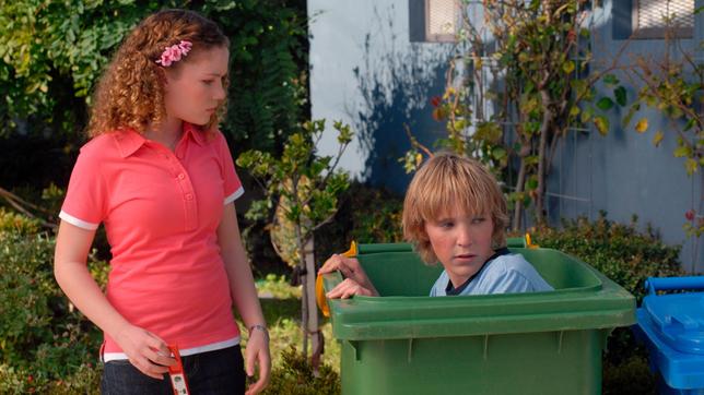 Bild: BR/ACTF Lockie (Sean Keenan) und Vicki (Gracie Gilbert)