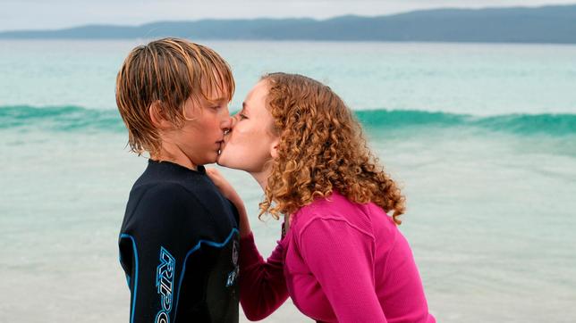 Bild: BR/ACTF Lockie (Sean Keenan) und Vicki (Gracie Gilbert) bei ihrem ersten Kuss