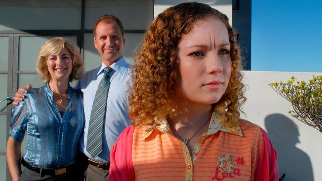Bild: BR/ACTF Von links: Mrs Streeton (Christie Sistrunk), Mr Streeton (Richard Mellick) und Vicki (Gracie Gilbert)
