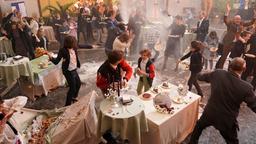 Das Chaos ist perfekt! Es gibt eine Tortenschlacht u.a. mit Gesa (Marie Leuenberger), Emils Mutter (Maja Beckmann), Michael (Serkan Kaya) und Sebis Vater (Max von Thun).