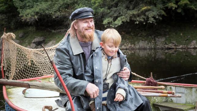 Der norwegische Fischerjunge Fritjof (Nils Sand Näslund) zusammen mit seinem Onkel Arne (Rune Temte).