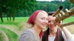 Die kluge Bauerntochter (Anna Maria Mühe) und ihre Freundin die Magd (Sabine Krause) bestaunen das Fernrohr des Königs.
