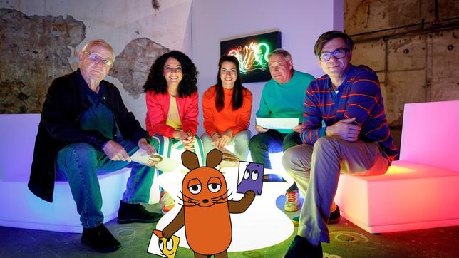 Bild: WDR/Michael Schwettmann Die Maus schaut in die Zukunft – Armin Maiwald, Siham El-Maimouni, Clarissa Corrêa da Silva, Christoph Biemann und Ralph Caspers melden sich aus dem Zentrum für Internationale Lichtkunst in Unna.