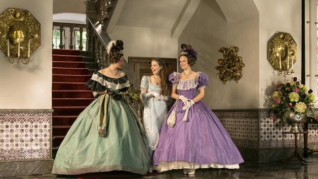 Bild: WDR/Kai Schulz Die Prinzessinnen auf dem Weg zum Vater, worum geht es wohl? - v.l.n.r: Prinzessin Isabella (Alexandra Martini), Prinzessin Amélie (Leonie Brill), Prinzessin Eugenia (Svenja Görger).