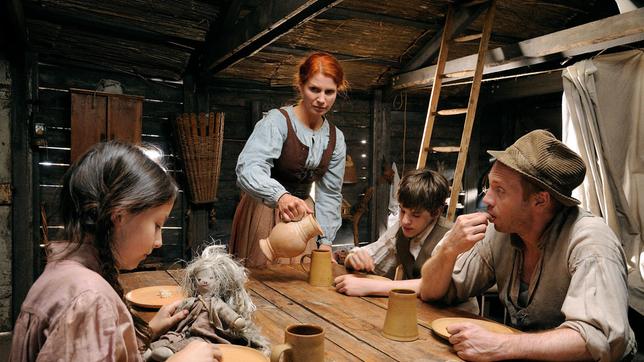 Die Stiefmutter (Elisabeth Brück) und Vater (Johann von Bülow) schmieden einen frevelhaften Plan: Sie wollen ihre Kinder loswerden, weil es nicht genug für die Familie zu essen gibt. Sie beschließen, Hänsel (Friedrich Heine) und Gretel (Mila Böhning) allein im Wald zurück zu lassen.