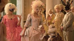 Die wunderschöne Prinzessin Victoria von Siebenlande (Jeanne Goursaud) trifft beim Maskenball auf Prinz Augustin aus dem Königreich Lichterwald (Emilio Sakraya).