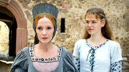 Die Zauberin (Katja Flint) mit Jorinde (Llewellyn Reichman) auf der Burg des Ritters. Sie war einst in den Ritter verliebt.