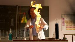 Dr. Olaf Schubert (Olaf Schubert) gibt Chemie Unterricht.