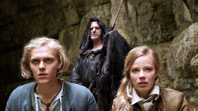 Bild: SWR/Egon Werdin Felix (Jacub Gierszal) und seine Prinzessin Isabell (Saskia Rosendahl) bangen auf dem Boot des Fährmanns (Wilfried Pucher) um ihre Befreiung.