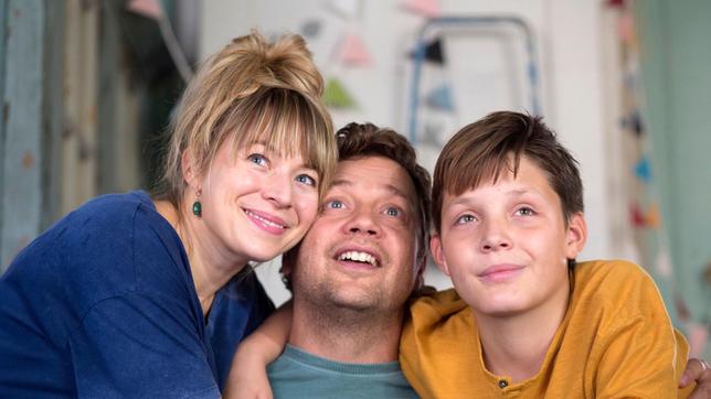 Bild: MDR/Unlimited Stories AB/Niklas Maupoix Nach einigen Abenteuern mit dem kleinen Äffchen findet die Familie (Frida Hallgren, Johan Petersson und Julius Juimenez Hugoson, v.l.n.r) wieder zusammen zurück ins Leben.