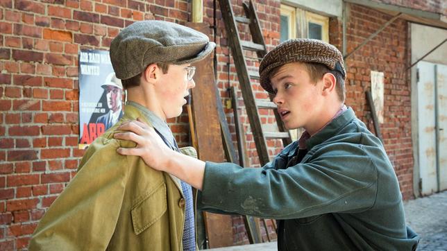 Bild: SWR/LOOKSfilm/Andreas Wünschirs Nachdem Calum (Ruairidh Harris) und Paul (Callum Hoy)die Luftschutzübung geschwänzt haben, muss Paul eine Ausbildung zum Feuerwehrhelfer machen. Calum kann es nicht fassen.