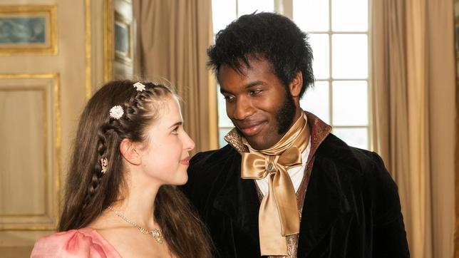 Bild: WDR/Kai Schulz Prinzessin Amelie (Leonie Brill) und Prinz Thabo (Elvis Clausen) kommen sich näher.