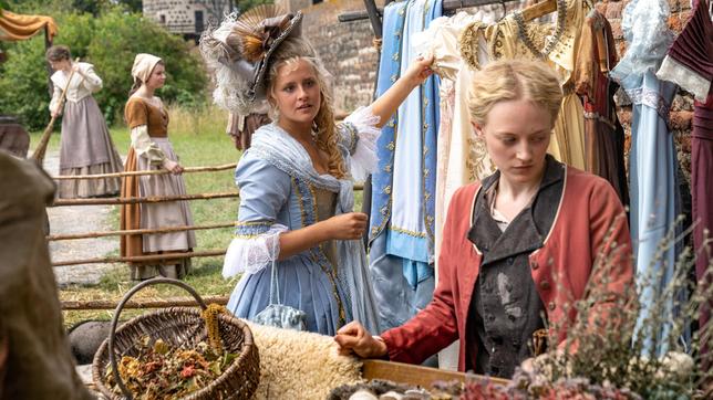 Bild: WDR/Wolfgang Ennenbach Prinzessin Josefine (Lucie Hollmann) entdeckt auf dem Markt die schönen Kleider von Helene (Caroline Hellwig).